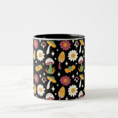 Black Mushroom, Rainbow and Daisises Pattern Zweifarbige Tasse (Mittel)
