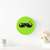Black Mustache auf grünem Hintergrund Runde Wanduhr (Zuhause)
