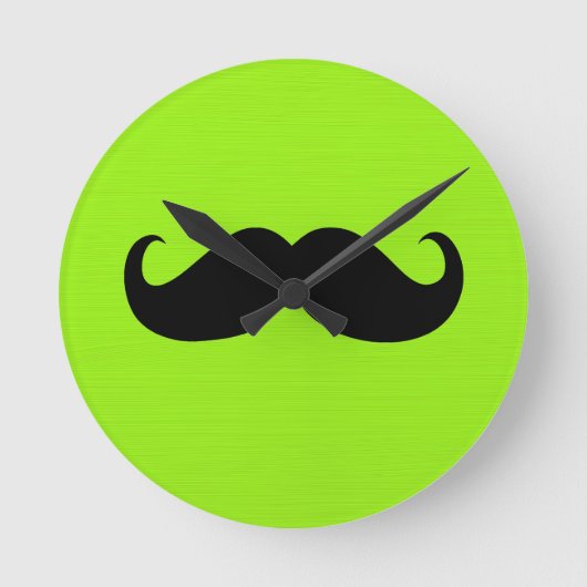Black Mustache auf grünem Hintergrund Runde Wanduhr (Vorderseite)