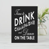 Black New Year's Time to Drink Champagner einladen Einladung (Stehend Vorderseite)
