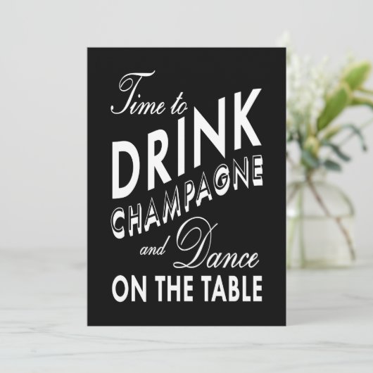 Black New Year's Time to Drink Champagner einladen Einladung (Stehend Vorderseite)