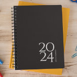 Black Noir Personal Weekly Planer<br><div class="desc">Einfach persönlicher Schreibwarenplaner mit schwarzer Noir-Abdeckung. Jährlicher Planer (12 Monate) mit offenen monatlichen Übersichten und wöchentlichen Planungsblättern. Kontakt für Hilfe bei der Personalisierung.</div>