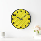 Black Numbers on Yellow Background Große Wanduhr (Zuhause)