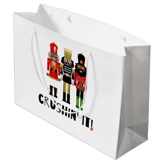 Black Nutcracker "Crushin' It" Geschenktasche Große Geschenktüte (Rückseite Schrägansicht)