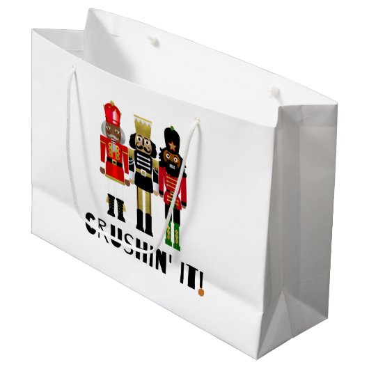 Black Nutcracker "Crushin' It" Geschenktasche Große Geschenktüte (Vorderseite Schrägansicht)