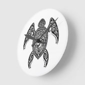 Black Om Sea Turtle on White Runde Wanduhr (Winkel)