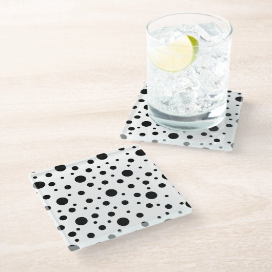 Black on White Polka Dot Pattern Baby Blanket Roun Glasuntersetzer (Schrägansicht)