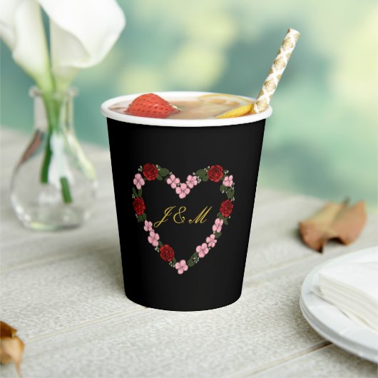 Black paper cup with a pink and red heart pappbecher (In Situ)