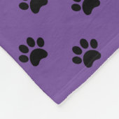Black Paw Prints auf Royal Lila Personalisiert Fleecedecke (Ecke)