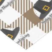 Black Pilgrim Hat auf Brown Kariert - Erntedank Tischdecke (Schrägansicht)