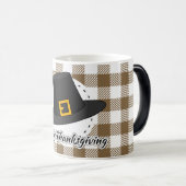 Black Pilgrim Hat auf Brown Kariert - Erntedank Verwandlungstasse (VorderseiteRechts)