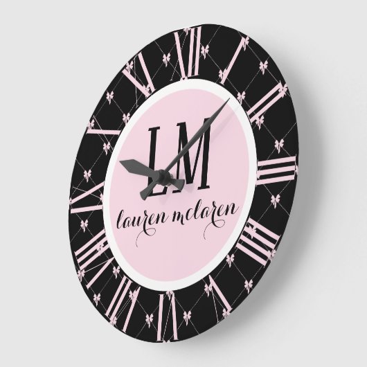 Black & Pink Bow Monogram Große Wanduhr (Winkel)