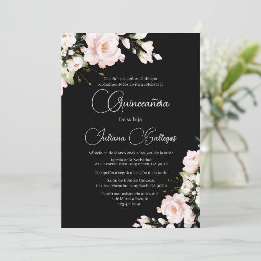 Black Pink Floral Quinceanera Einladung (Stehend Vorderseite)