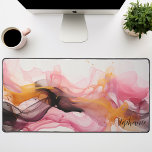 Black Pink Gold Abstrakte flüssige Waves Personali Schreibtischunterlage<br><div class="desc">Enthüllung unserer Personalisierten Black, Pink und Gold Liquid Waves Mat. Dieses faszinierende Design zeigt ein abstraktes Wellenmuster in einer eleganten Harmonie aus Schwarz, Rosa und Gold. Der markante Kontrast schafft ein luxuriöses Ambiente, während das personalisierte Merkmal dieses Design mit einer einzigartigen Touch ergänzt. Dieses strahlende Stück verspricht, Ihren Arbeitsbereich zu...</div>