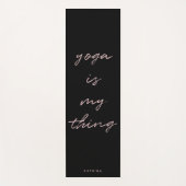 Black Pink Minimalistisch Script Yoga ist My Thing Yogamatte (Vorderseite)