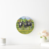 Black Pinto Paint Quarter Horses In Summer Pasture Runde Wanduhr (Zuhause)
