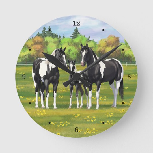 Black Pinto Paint Quarter Horses In Summer Pasture Runde Wanduhr (Vorderseite)