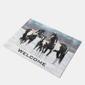 Black Pinto Quarter Pferde Paint Pferde im Schnee Fußmatte (Schrägansicht)