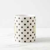 Black Polka Dots auf Elfenbeingelb Mit Monogramm Kaffeetasse (Mittel)