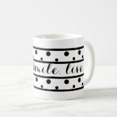Black Polka Dots Lächeln Live Zitat Kaffeetasse (VorderseiteRechts)