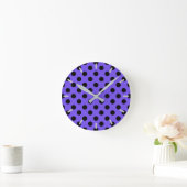 Black polka dots on periwinkle runde wanduhr (Zuhause)