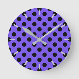 Black polka dots on periwinkle runde wanduhr