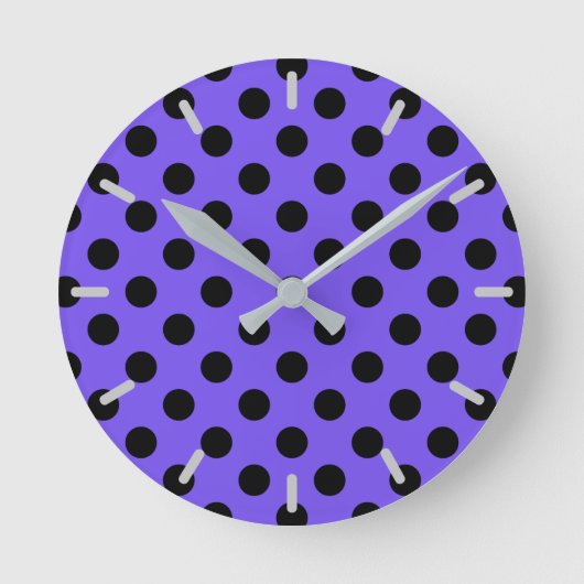 Black polka dots on periwinkle runde wanduhr (Vorderseite)