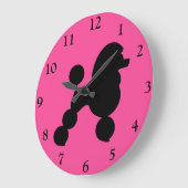 Black Poodle auf Pink Große Wanduhr (Winkel)