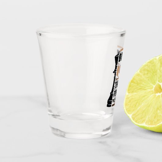 Black Queen das mächtigste Stück in Game 2 Schnapsglas (Links)