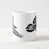 Black Raven Bird in Flight Swooping Art Jumbo-Tasse (Vorderseite)