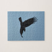 Black Raven Flying in Blue Sky Foto Puzzle (Horizontal)