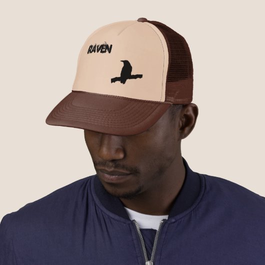 Black Raven oder Crow auf einem Zweig Truckerkappe (Beispiel)