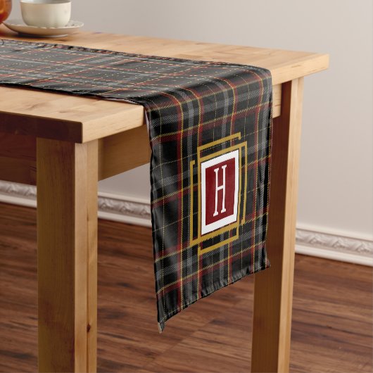 Black Red and yellow Tartan Monogram Kurzer Tischläufer (Beispiel)