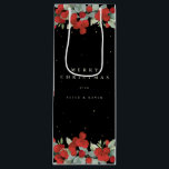 Black Red Berry Eucalyptus Christmas/Holiday Geschenktüte Für Weinflaschen<br><div class="desc">Eleganter,  schwarzer,  Weihnachts-/Feiertagsweinbeutel mit einem Rand von handgemalten roten Beeren und Eukalyptus. Der gesamte Text ist vollständig editierbar,  sodass Sie den Schriftart leicht ändern können. Verschiedene Taschen in verschiedenen Größen und Koordinatensets in meinem Geschäft verfügbar.</div>