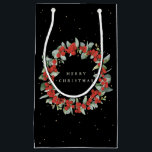 Black Red Berry Eucalyptus Christmas/Holiday Kleine Geschenktüte<br><div class="desc">Eleganter,  schwarzer Weihnachts-/Feiertagsgeschenksack mit einem Kranz handgemalt roter Beeren und Eukalyptus. Der gesamte Text ist vollständig editierbar,  sodass Sie den Schriftart leicht ändern können. Verschiedene Taschen in verschiedenen Größen und Koordinatensets in meinem Geschäft verfügbar.</div>