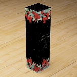 Black Red Berry Eucalyptus Christmas/Holiday Weinbox<br><div class="desc">Elegante,  schwarze Weihnachts-/Feiertagswein-Geschenkbox mit einem Rand von handgemalten roten Beeren und Eukalyptus. Der gesamte Text ist vollständig editierbar,  sodass Sie den Schriftart leicht ändern können. Koordination von Gegenständen in meinem Geschäft.</div>