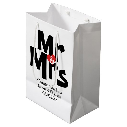 Black Red Bold Moderne Personalisiert Mr. and Mrs. Mittlere Geschenktüte (Vorderseite Schrägansicht)