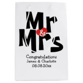 Black Red Bold Moderne Personalisiert Mr. and Mrs. Mittlere Geschenktüte (Vorderseite)