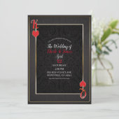 Black Red King & Queen of Hearts Elegante Hochzeit Einladung (Stehend Vorderseite)