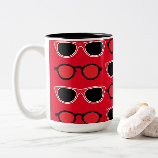 Black Red Sunglasses Pattern Zweifarbige Tasse (Mit Donut)