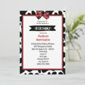 Black Red White Cow Print Birthday Einladung (Stehend Vorderseite)