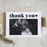 Black Retro Bold Typografy Foto Wedding Dankeskarte<br><div class="desc">Schicken Sie Dankeschön mit diesem anpassbaren Foto danke Ihnen flach Karte. Es zeichnet sich durch Retro-fett Typografie und Herzüberlagerung aus. Dieses Foto Dankeschön-Karte wird perfekt für eine Vielzahl von Veranstaltungen wie Hochzeiten und Abschluss. Personalisieren Sie Ihre Lieblings-Horizontale-Fotos.</div>