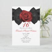 Black Ribbon Bow & Rote Rose Elegante Einladungen (Stehend Vorderseite)