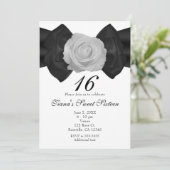 Black Ribbon Bow & White Rose Elegante Einladungen (Stehend Vorderseite)