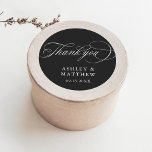 Black Romantic Calligraphy Wedding Danke Runder Aufkleber<br><div class="desc">Dieses Schwarz-Weiß-Dankeschön an Sie Hochzeitsaufkleber mit eleganter und romantischer Wirbler Kalligraphie-Schrift mit Ihren Namen und Datum. Für eine weiter gehende Anpassung dieses Designs klicken Sie bitte auf den BUTTON BLAU DESIGN TOOL oben!</div>
