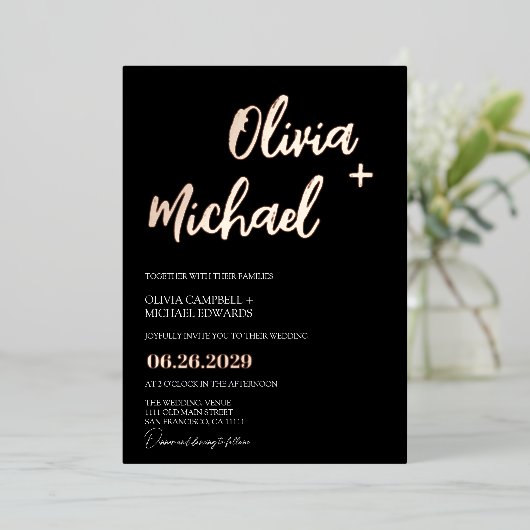 Black Rose Gold Moderne Script Calligraphy Wedding Folieneinladung (Stehend vorne)