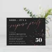 Black & Rose Gold Script Überraschung Party Einladung (Stehend Vorderseite)