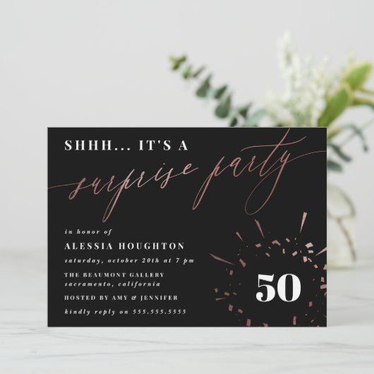 Black & Rose Gold Script Überraschung Party Einladung (Stehend Vorderseite)