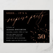 Black & Rose Gold Script Überraschung Party Folieneinladung (Vorderseite)