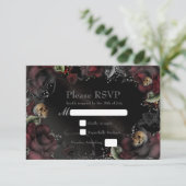 Black Rose & Skulls Gothic Wedding RSVP Card Karte (Stehend Vorderseite)